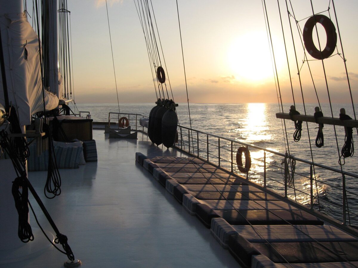 Встречать закаты и рассветы на борту яхты –  ну очень красиво!