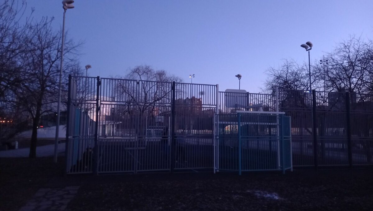     Пермские подростки играют в темноте. Власти озвучивают разные сроки решения проблемы.