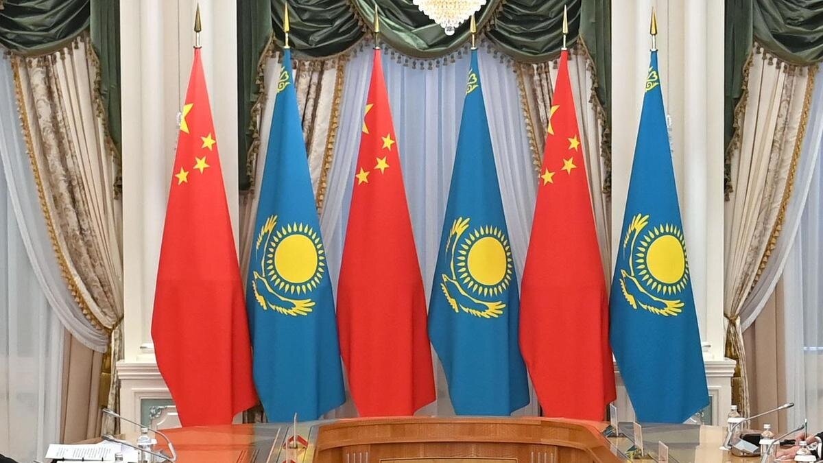    Флаги Казахстана и Китая:akorda.kz