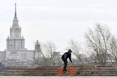    Мужчина катается на велосипеде на Поклонной горе в Москве ©Максим Блинов РИА Новости
