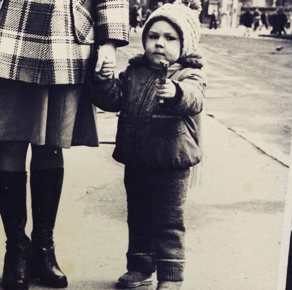    Прежде чем серьёзно заняться музыкой, Шнуров учился сначала в Ленинградском инженерно-строительном институте, затем в Реставрационном лицее, а потом три года в Теологическом институте на философском факультете / shnurovs / соцсети