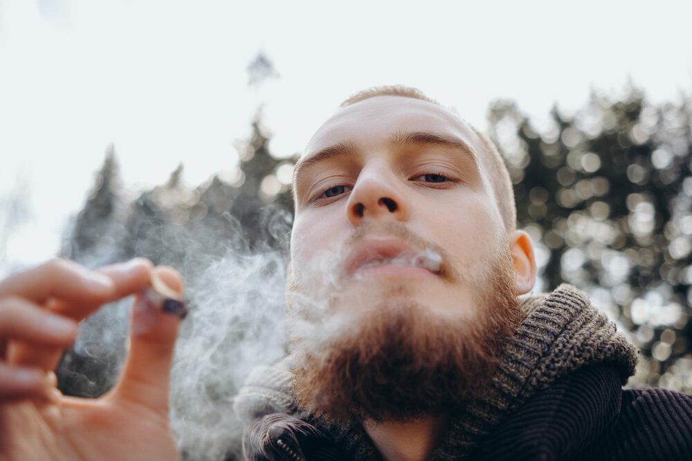Smoke picture. He smoke. He smokes. картинка заядлый курильщик. He smokes.