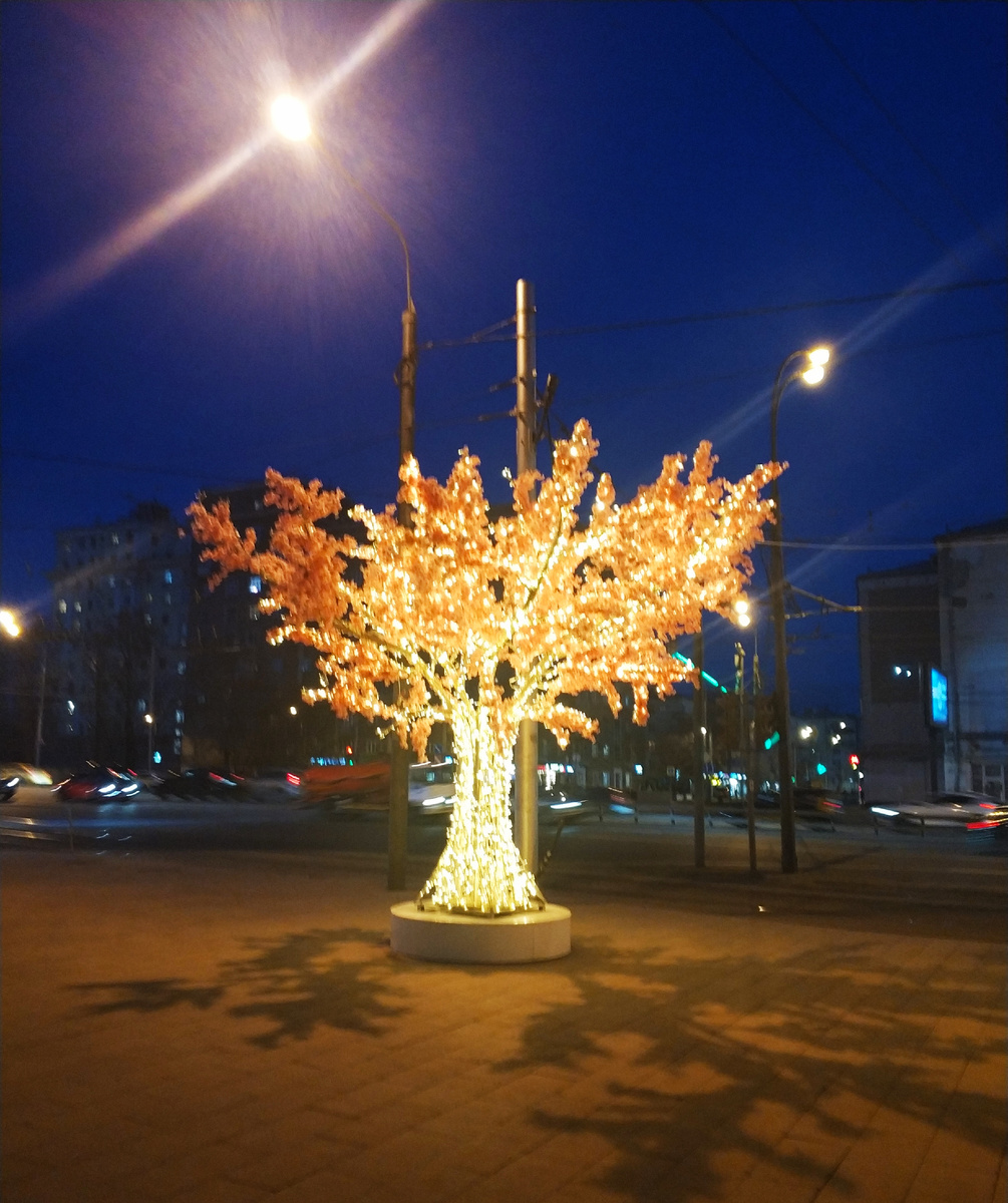 Днём оно розовое. 