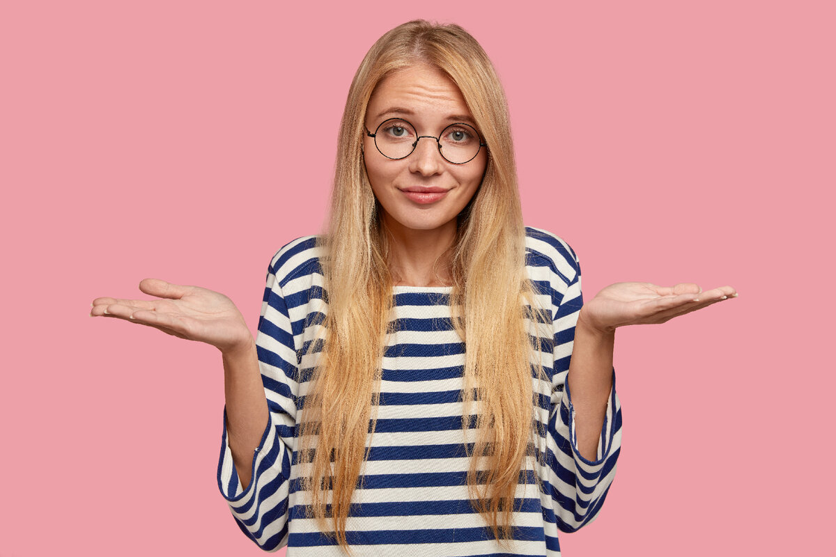 Источник - Изображение от wayhomestudio на Freepik https://ru.freepik.com/free-photo/puzzled-blonde-college-student-posing-against-the-pink-wall