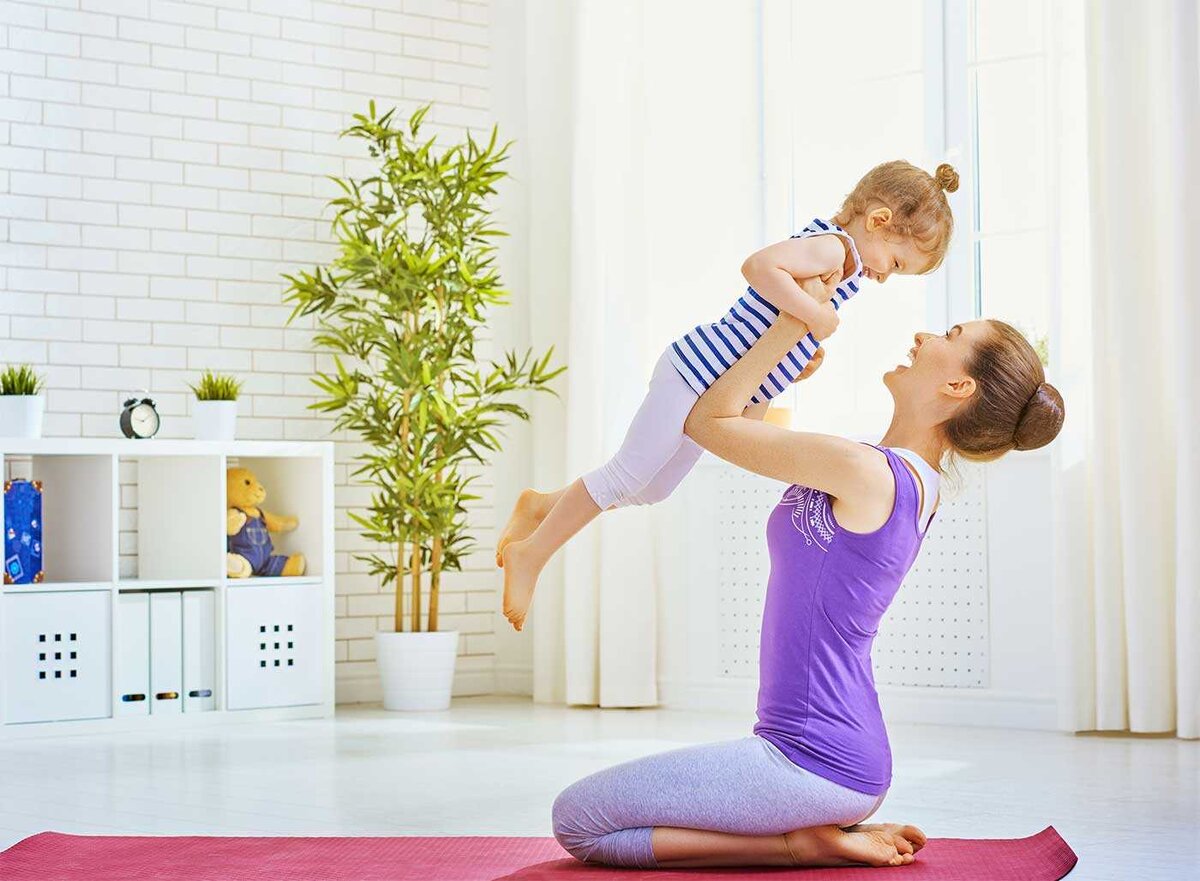 Фотосток фитнес дома с малышом