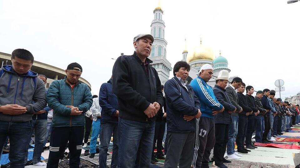 Когда закончится ураза в этом году. Ураза-байрам 2023 в Новосибирске. Мусульманский праздник Ураза байрам. С праздником Ураза байрам. Рамазан 2023 Ураза байрам.