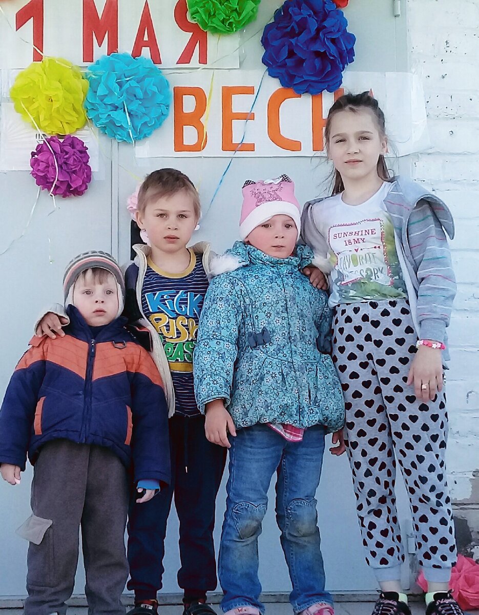 Александр учит своих детей не проходить мимо чужой беды