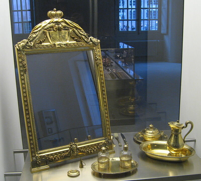 В старину когда стеклянных зеркал. Зеркало братьев Данзало дель Галло. Первые стеклянные зеркала. Зеркало в средние века. Венецианские зеркала 18 века.