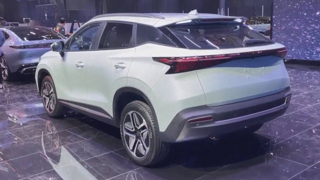 На фото из соцсети: электрический кроссовер Omoda 5 EV 