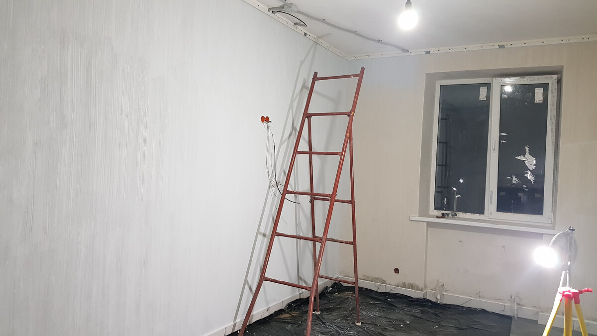 Слева уже нанесён первый слой. 