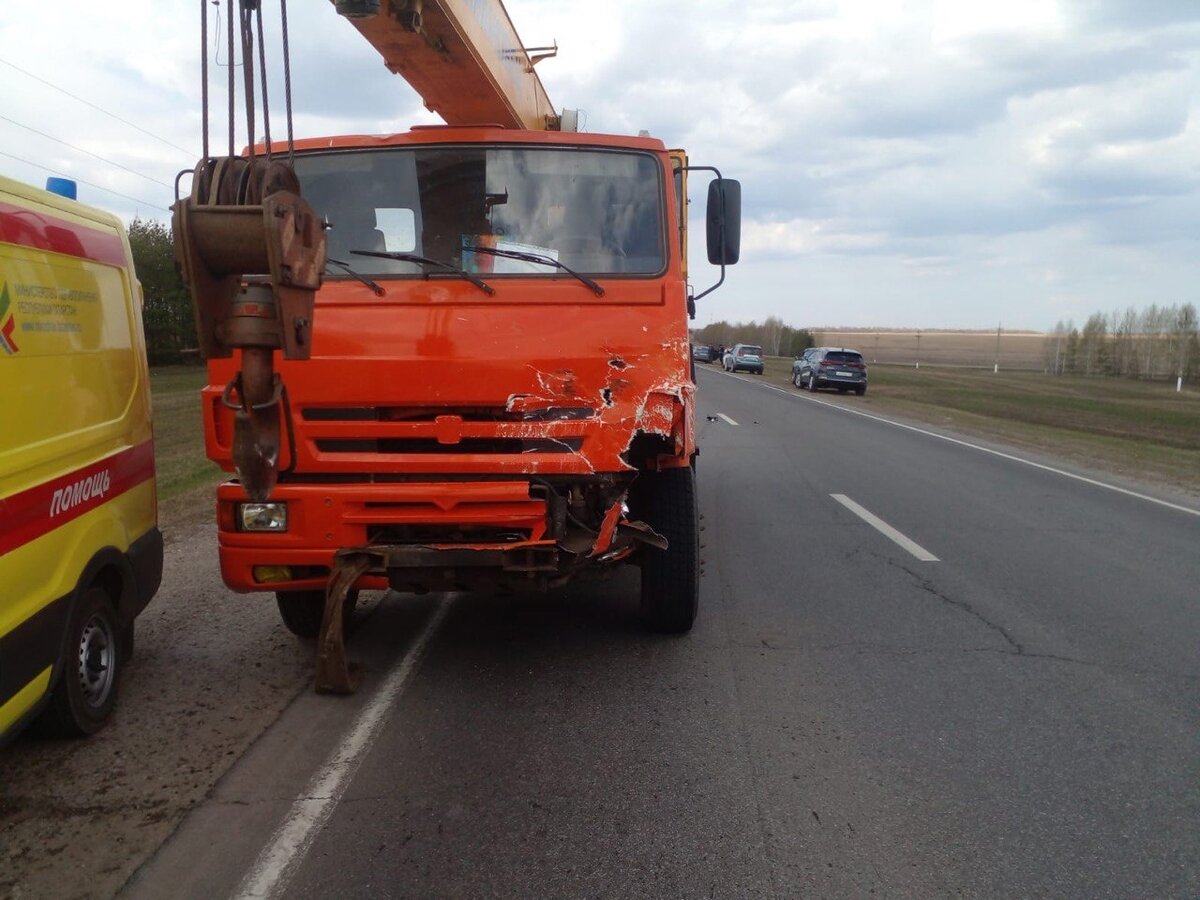 Что в татарстане происходит сегодня новости. Водитель КАМАЗА. КАМАЗ иномарка.