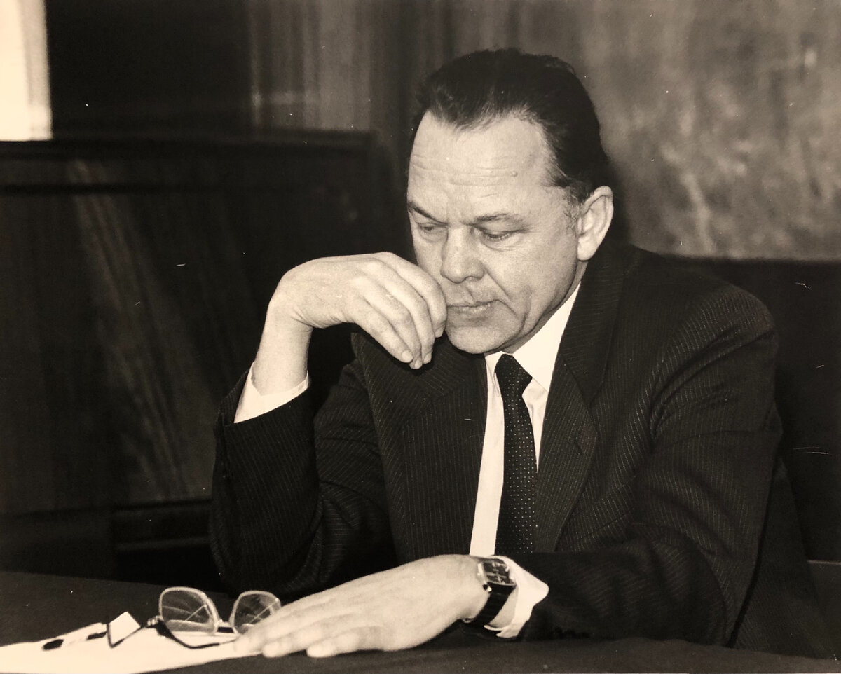 Академик Р.В. Петров