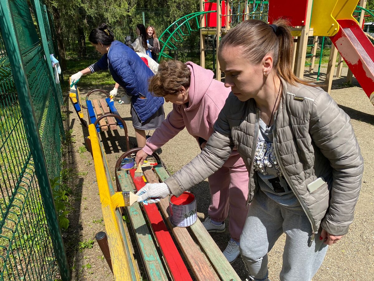 Территория ТОС № 71 - не маленькая. Поэтому активисты особое внимание уделяют благоустройству: прибирают, чистят, красят. Фото: респондента.