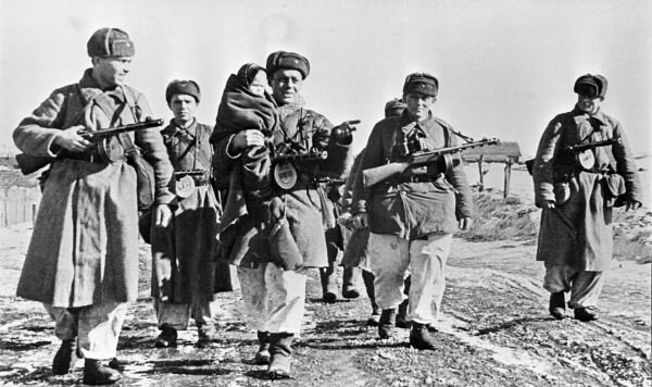 Валентин с малышкой на руках и однополчанами. Источник: Яндекс картинки