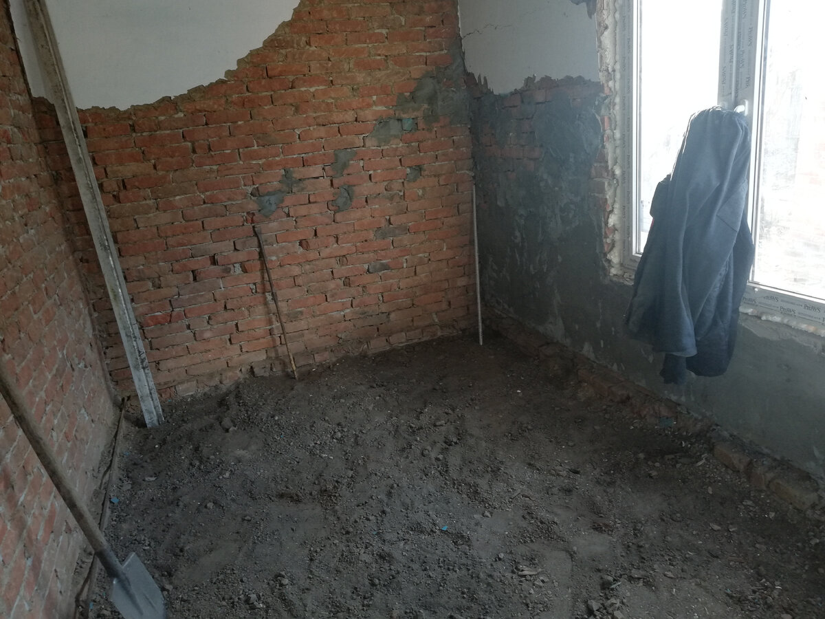 окно уже на месте, старый пол демонтирован