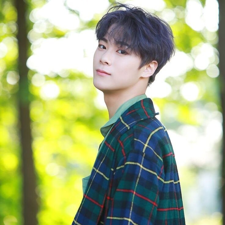 Солист группы Astro Moon Bin Мунбин