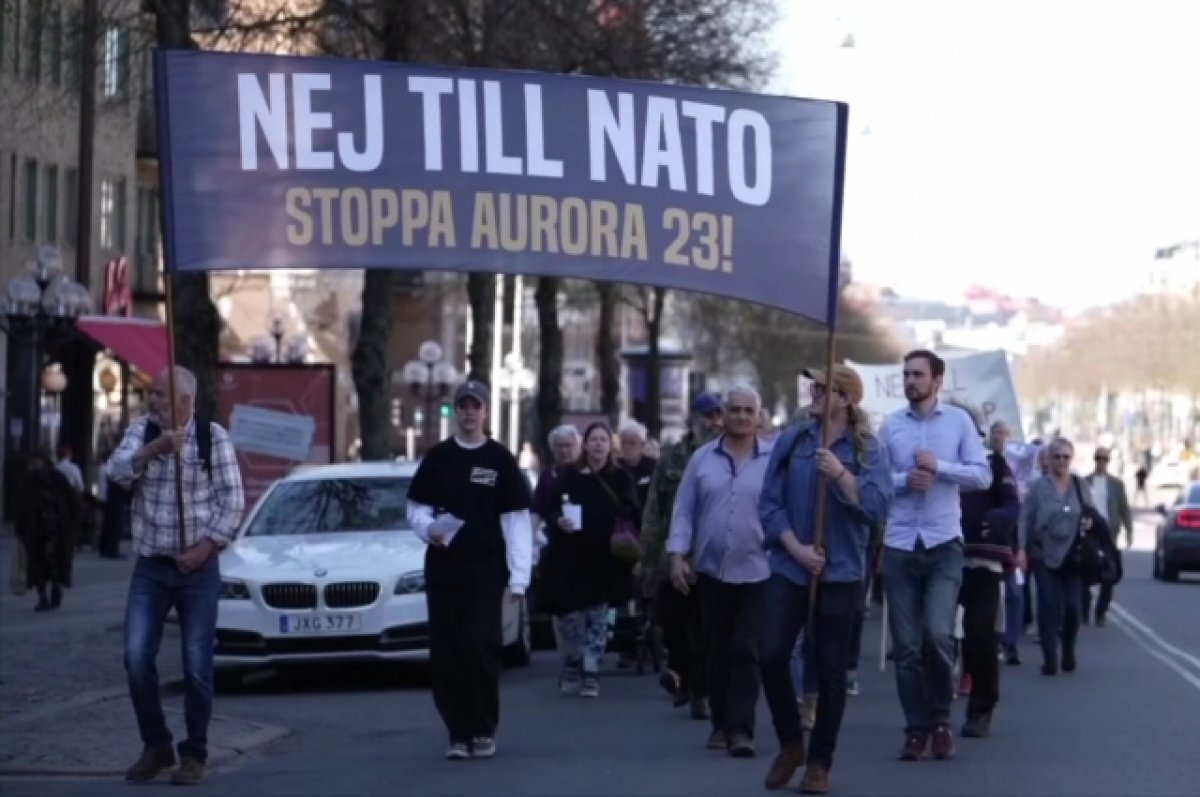    В Гетеборге люди протестуют против вступления Швеции в НАТО