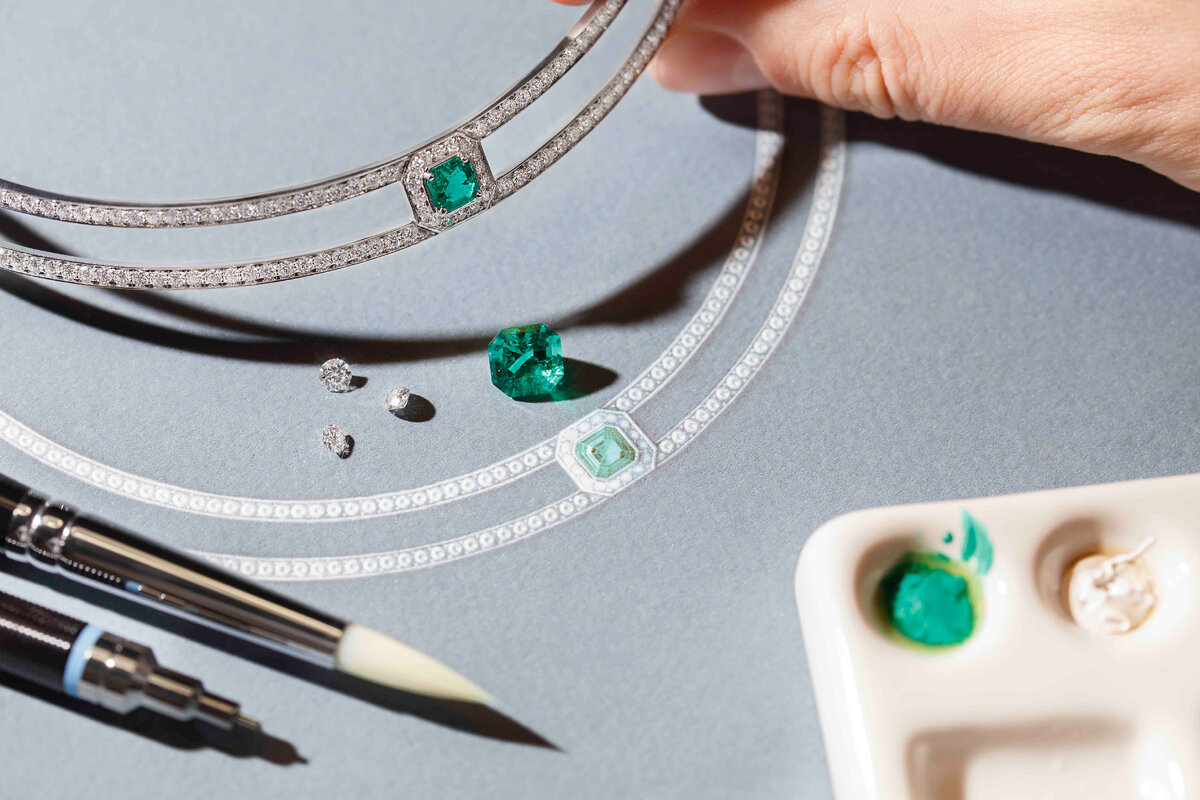 Золотой чокер из коллекции Geometria от Atelier PM c муассанитами и лабораторно выращенным изумрудом. 