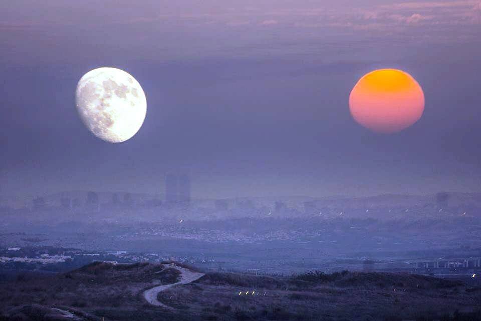 Фото луна и солнце на небе вместе