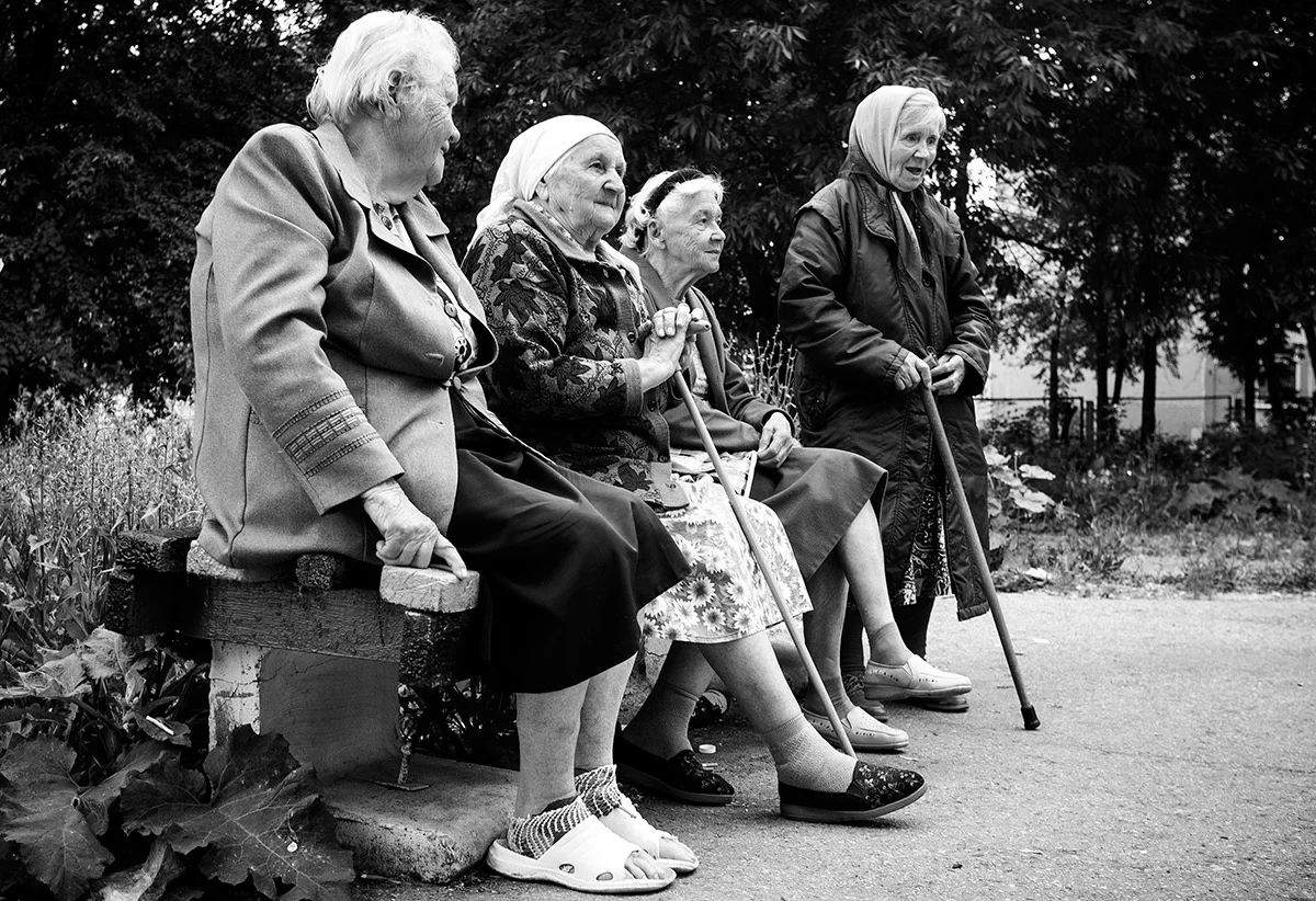 Бабушки советского времени. Бабушки на лавочке. Бабки на скамейке. Старушка на скамейке. Бабушки у подъезда.