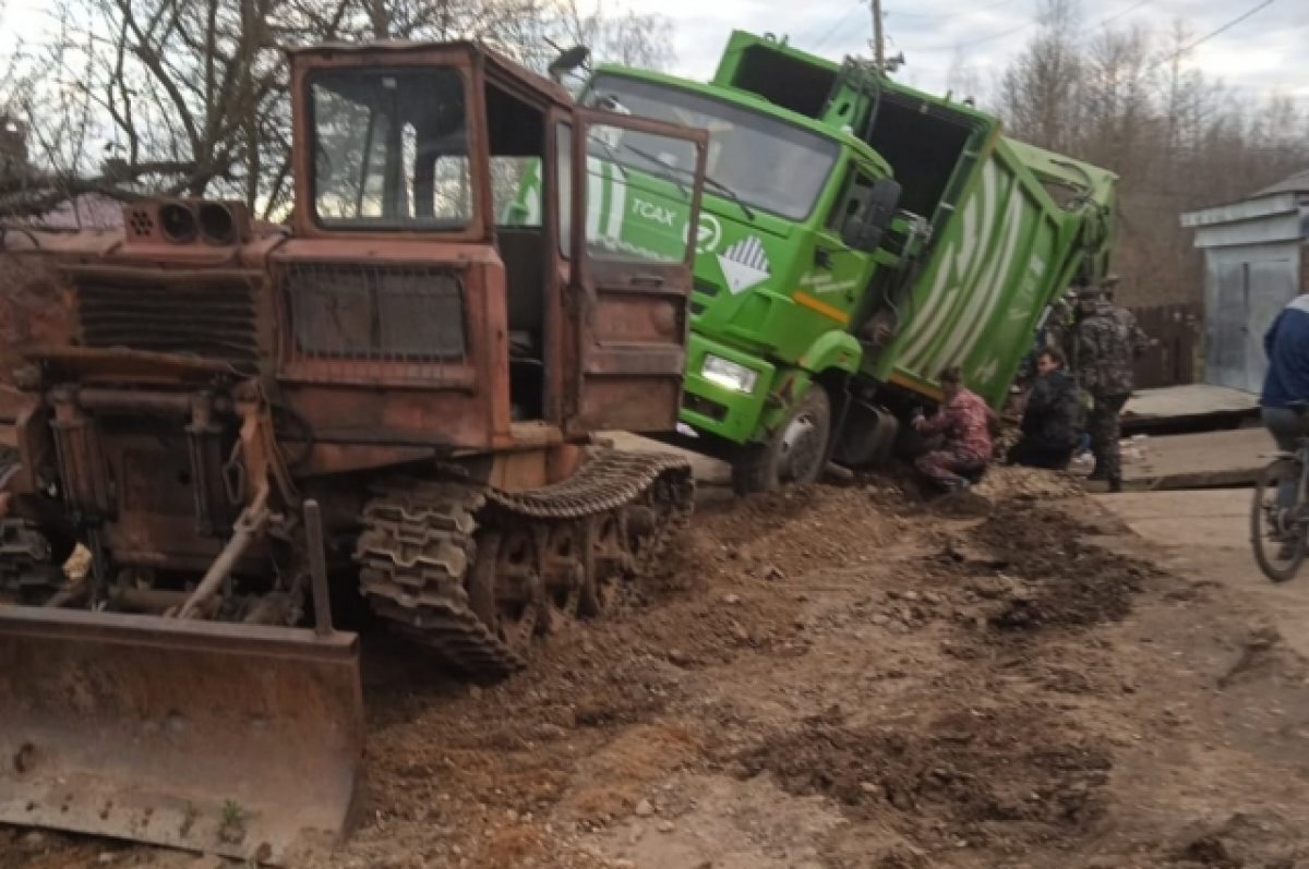    Мусоровоз провалился в траншею в Нелидово