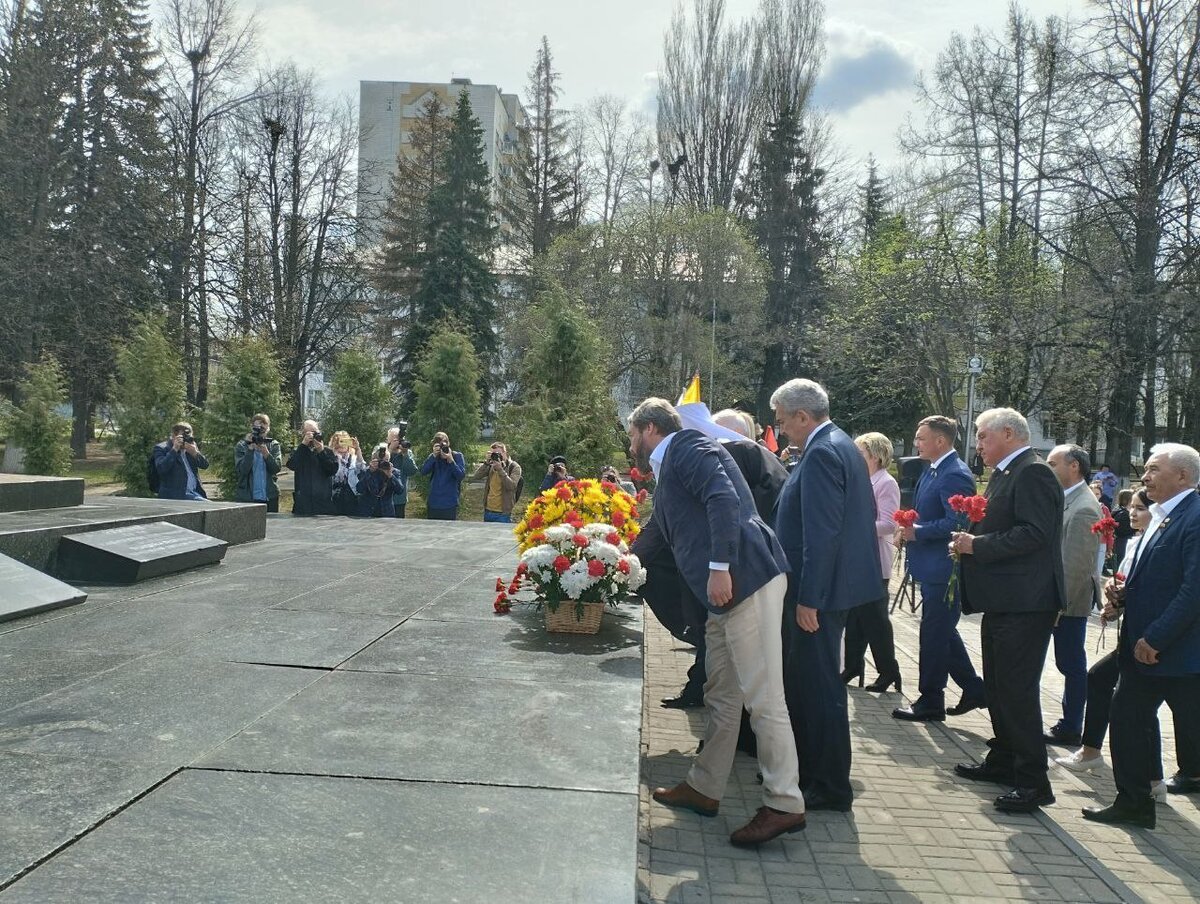 ВОЗЛОЖЕНИЕ ЦВЕТОВ К ПАМЯТНИКУ ИВАНА ЯКОВЛЕВИЧА ЯКОВЛЕВА. ФОТО: ЦАРЬГРАД