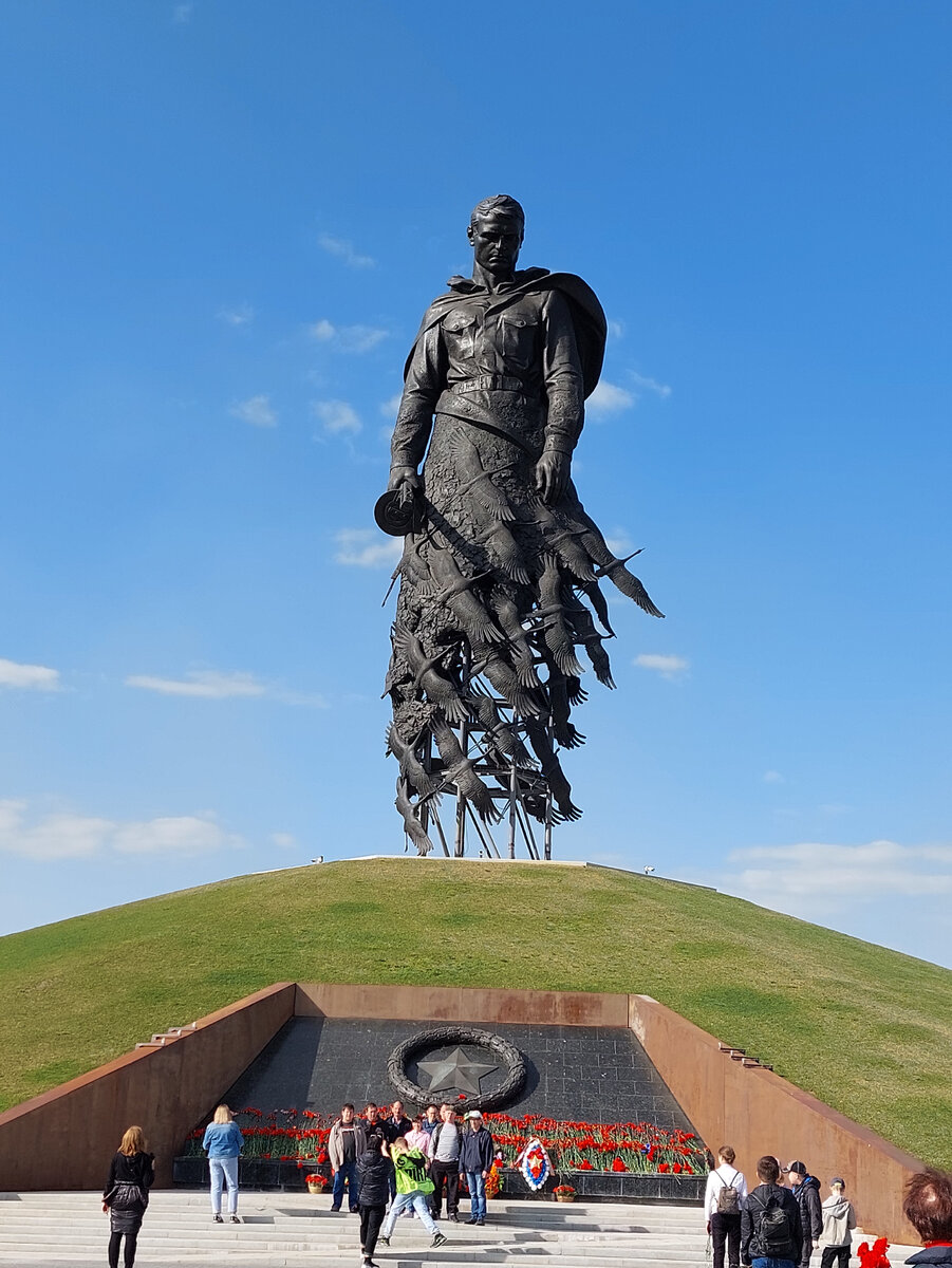 Ржевский мемориал Советскому солдату. Думаю, что это надо увидеть ...