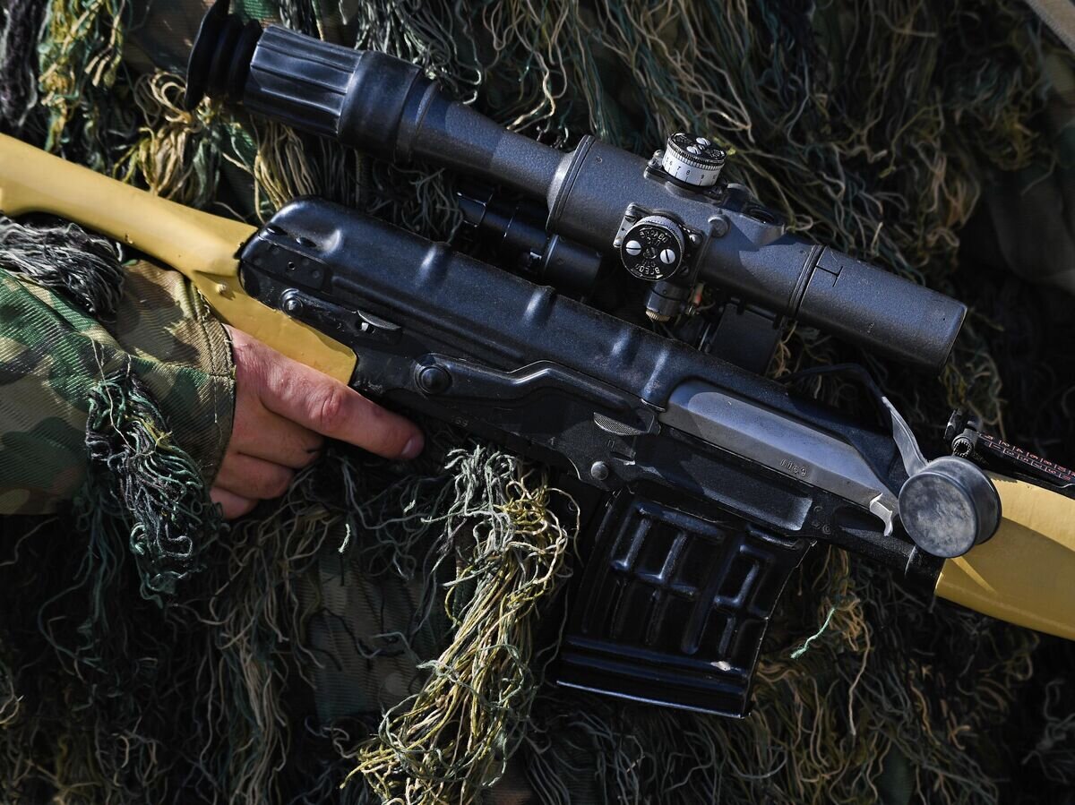    Военнослужащий со снайперской винтовкой© РИА Новости / Владимир Астапкович