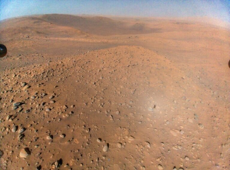    В левом верхнем углу изображения находится ровер Perseverance / ©NASA