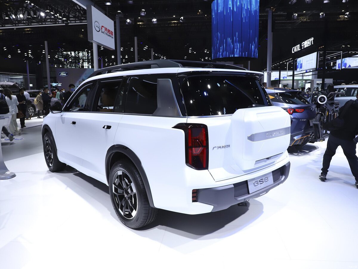 На фото: кроссовер GAC GS8 в туристической спецверсии на автосалоне в Шанхае