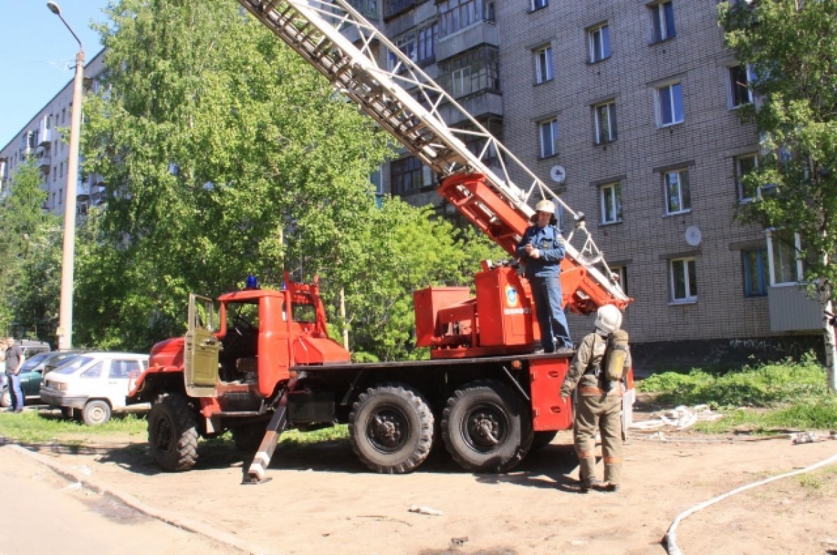    В Барнауле по пожарной лестнице эвакуировали девушку