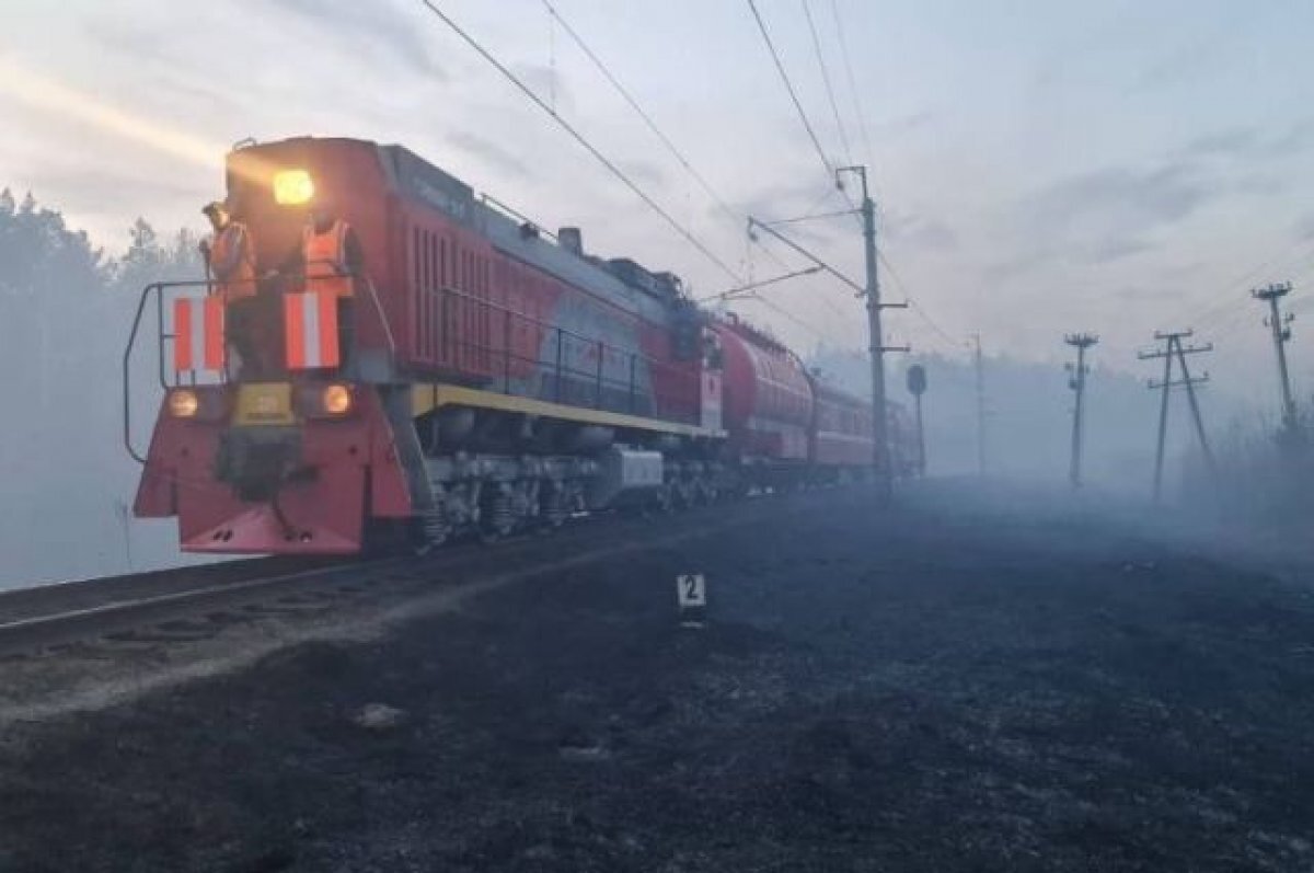    Пожарные поезда СвЖД помогают бороться с последствиями пожара в Сосьве