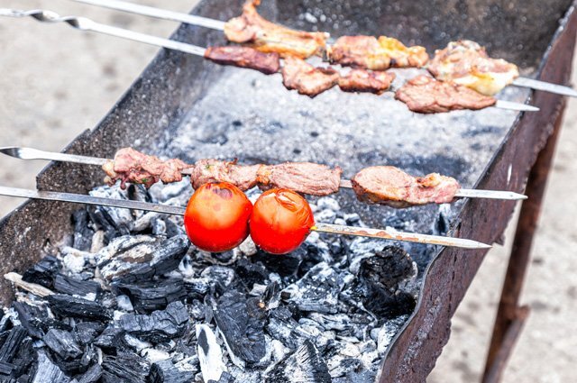    Зачем при жарке шашлыка огонь посыпают солью?