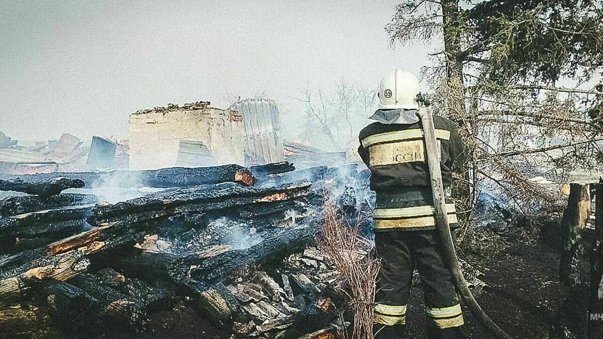     В Чистоозерье загорелась трава, а позже огонь перекинулся на село.