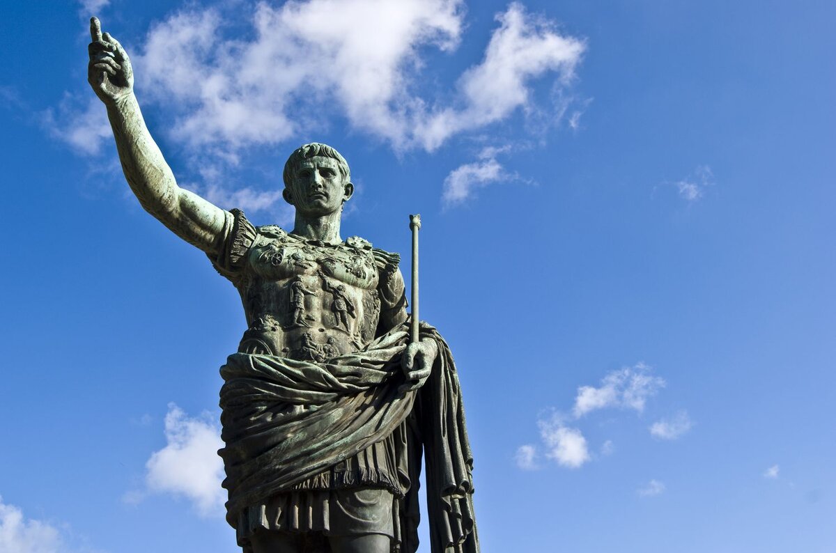 Гай Октавиан Цезарь статуя