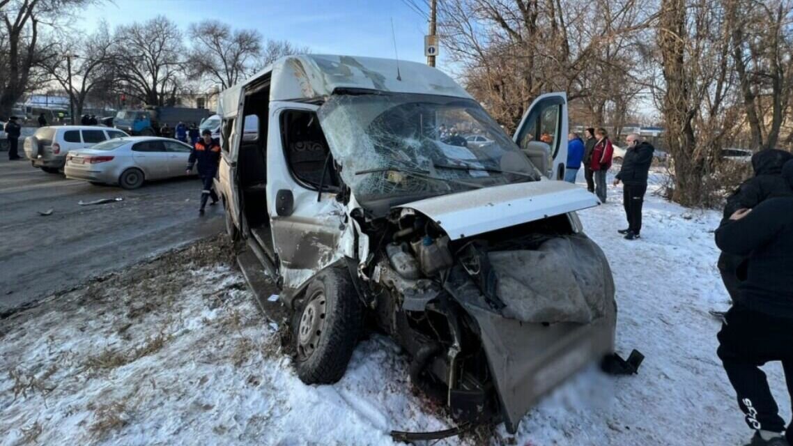     Прокуратура направила в суд уголовное дело о ДТП с маршруткой и «КамАЗом», произошедшем в Кировском районе Волгограда, сообщает прокуратура региона. В результате аварии три человека погибли, а 9 пострадали.