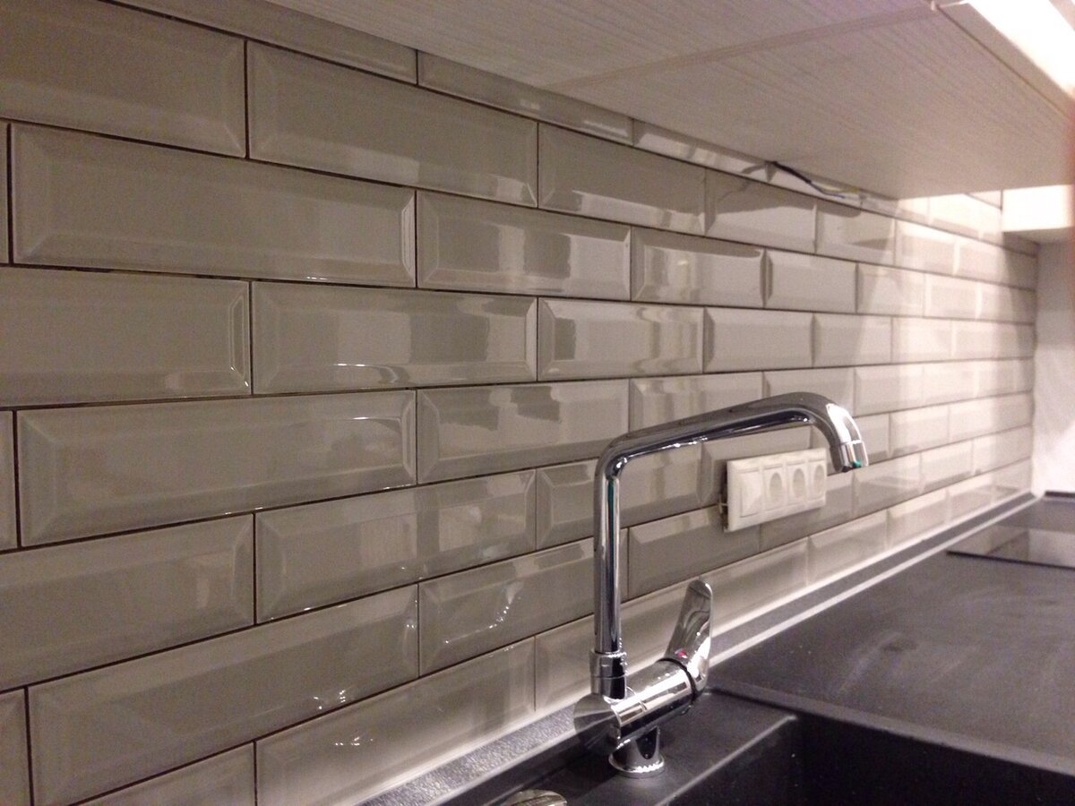 Зеленая кухня с плиткой кабанчик