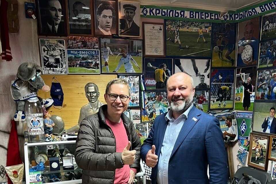    Александр Чернышев сам проводит экскурсии для гостей в помещении на Молодогвардейской. Фото: football-museum.ru