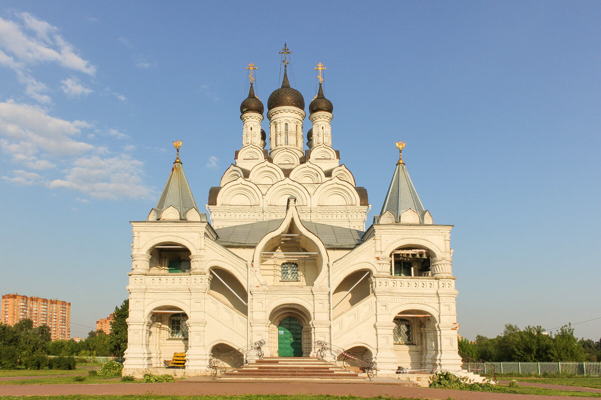 Одна из самых красивых церквей России находится всего в километре от ...
