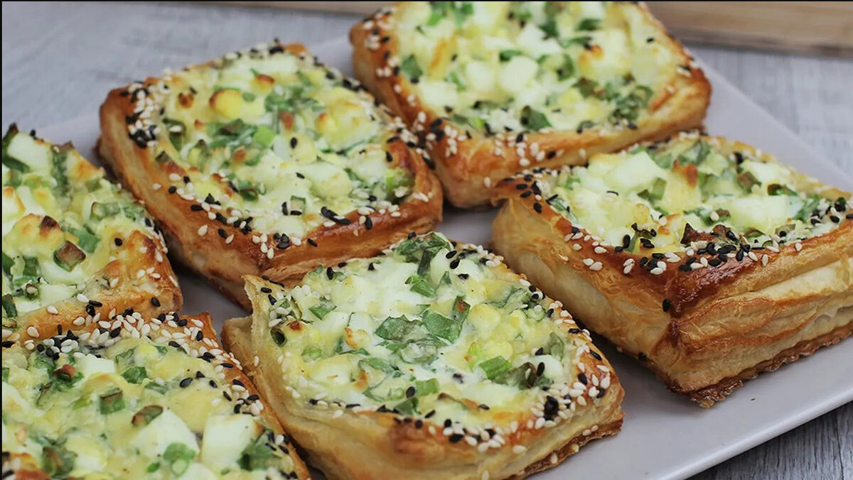 Слойки с яйцом и зеленым луком