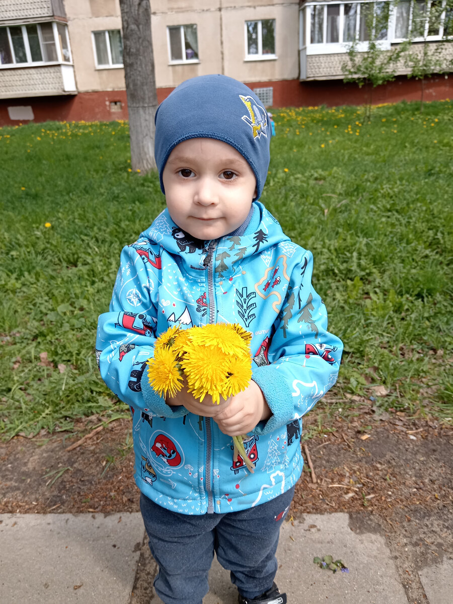 Без букета из одуванчиков домой не идёт. 