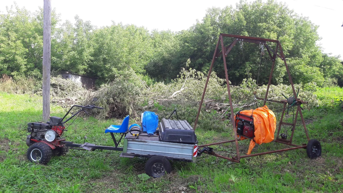 Один из первых выездов с краном/подъёмником. На кране подвешен генератор общим (с топливом) весом около 90 кг. 