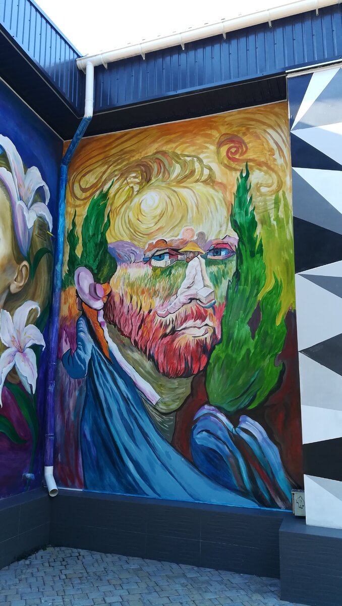 Картины на стенах Галереи Иллюзий в Алуште