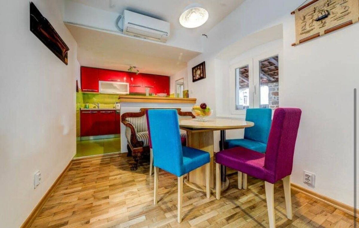 Черногорский интерьер. В отличие от турков, они уважают косметический ремонт и делают его, собираясь сдавать квартиру. Особенно подчёркивается, если до вас в квартире никто не жил