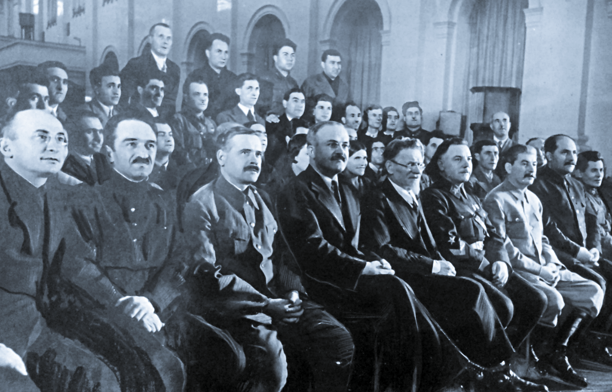 Высшая элита СССР (слева направо): Берия, Микоян, Андреев, Молотов, Калинин, Ворошилов, Сталин, Каганович и Ежов, 1938 г.