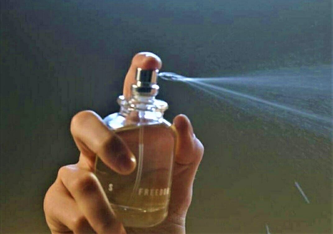 Многие и не думают придавать значение действию парфюмерии на  повседневное настроение, не задумываются, почему рука тянется к тому или  иному флакончику...