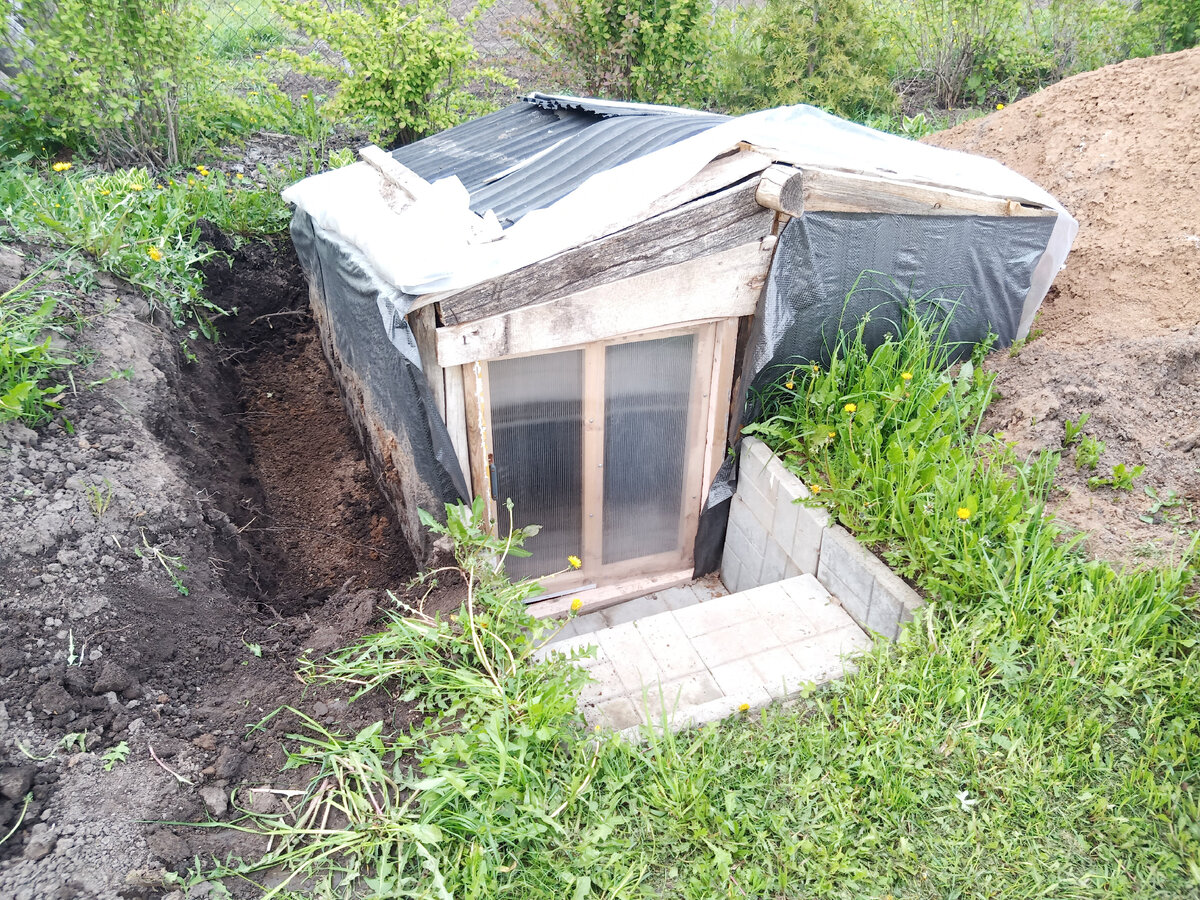 по периметру землянки чёрную землю заменили на глину