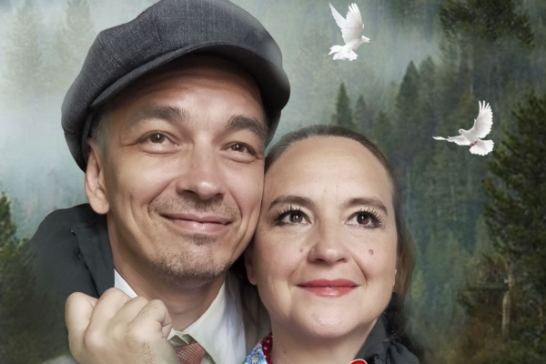 Фото: кадр из спектакля "Любовь и голуби"