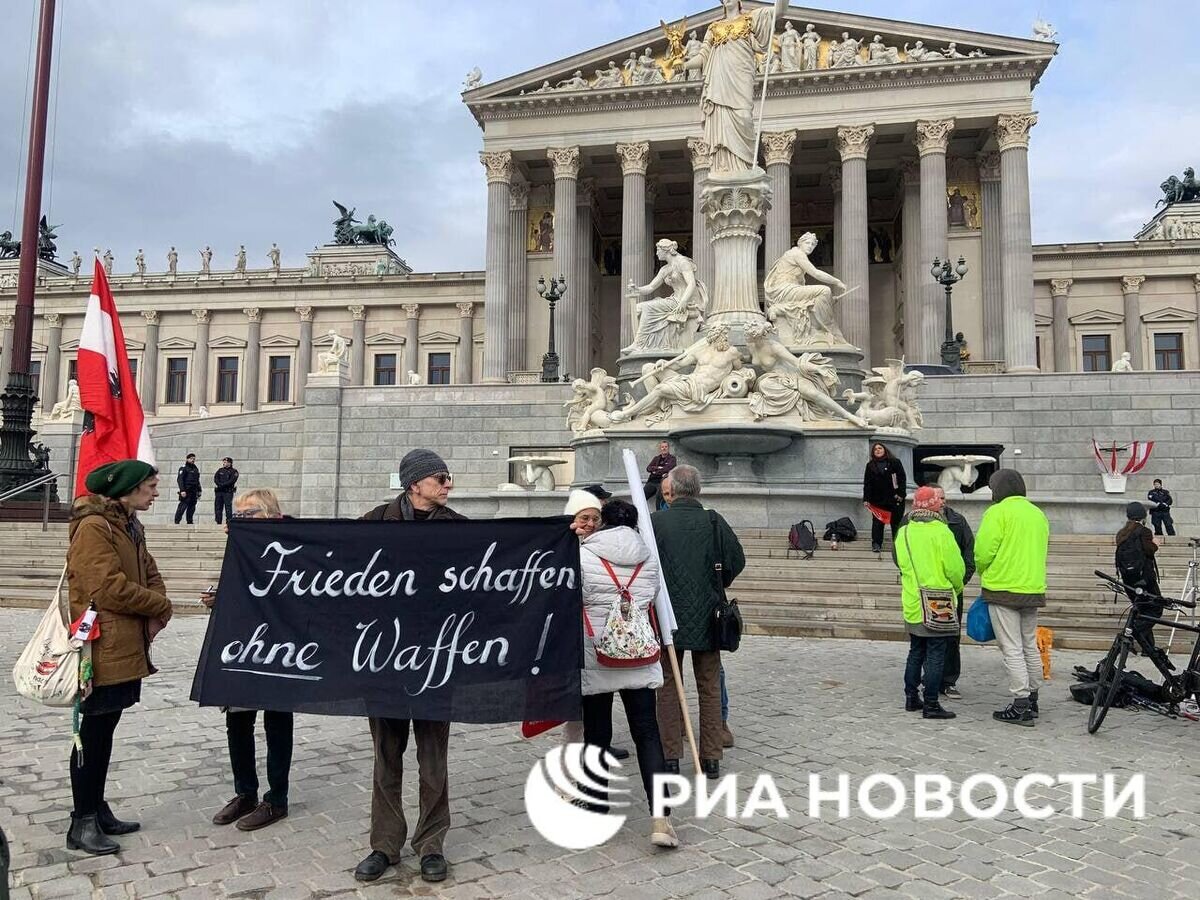    Противники выступления Зеленского в парламенте Австрии во время митинга в Вене© Фото : РИА Новости
