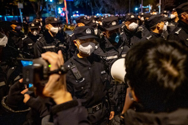 Полицейские стоят на страже порядка во время акции протеста в Пекине, Китай, 28 ноября 2022 года. (Bloomberg)